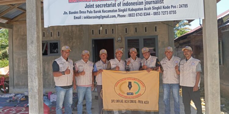 Ketua DPD SWI Aceh Singkil Gelar Rakor dan Bagikan Baju Rompi Serta Topi ke Anggota