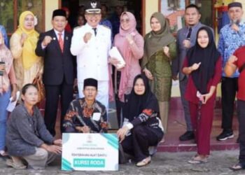 Pj Bupati Aceh Singkil Salurkan Bantuan Kursi Roda Kepada Penyandang Disabilitas Pada HUT RI ke- 79