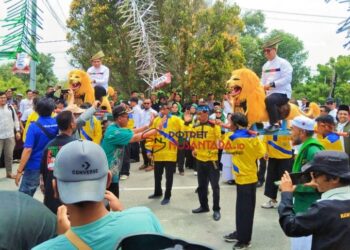 ISROCK Daftar ke KPU Karimun Ditandu Sisingaan