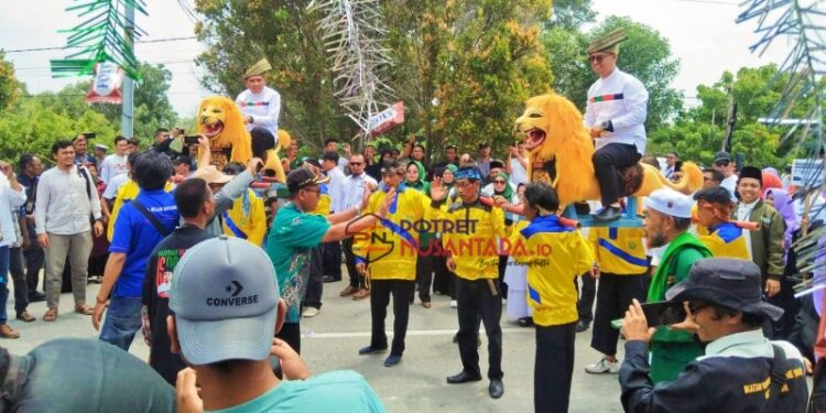 ISROCK Daftar ke KPU Karimun Ditandu Sisingaan