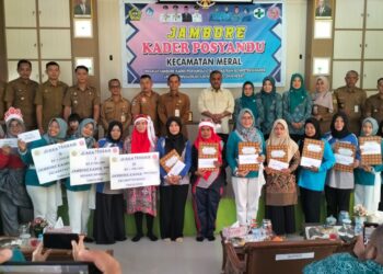 Bupati Serahkan Hadiah Pemenang Lomba Jambore Kader Posyandu Kecamatan Meral