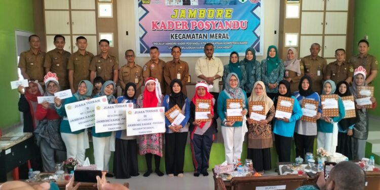 Bupati Serahkan Hadiah Pemenang Lomba Jambore Kader Posyandu Kecamatan Meral