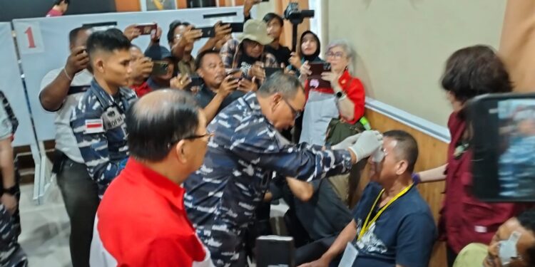 Lanal TBK Rayakan HUT TNI dan TNI AL ke- 79 Dengan Menggelar Operasi Katarak Gratis