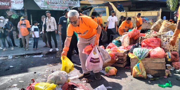 Aksi Nyata, Paslon BaRa Goro Bersihkan Sampah di Tiga Kecamatan