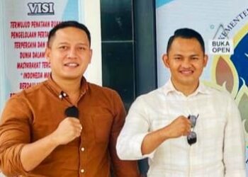 Mhd. Fadhli (Kemeja Putih) selaku Kuasa Hukum Sumiati saat menghadiri undangan mediasi dan klarifikasi di Kantor Pertanahan Kabupaten Karimun . Jumat (6/9/24). Foto.potretnusantara.id