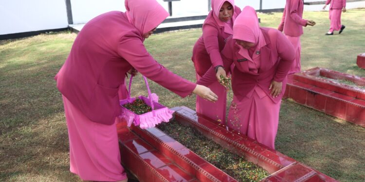 Jelang Peringatan HKGB ke-72 Bhayangkari Polres Lingga Tabur Bunga di Taman Makam Pahlawan Dabo Singkep