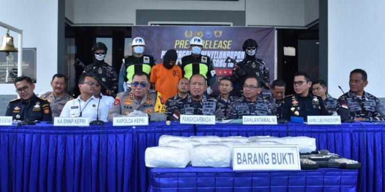 Lantamal IV, Gagalkan Penyeludupan 10 Kg Narkotika Jenis Sabu dan Senjata Pistol Jenis Blank Gun dari Malaysia