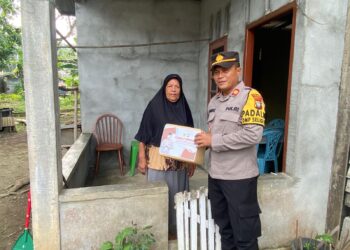 Waka Polres Lingga Terus Salurkan Paket Sembako Kepada Masyarakat