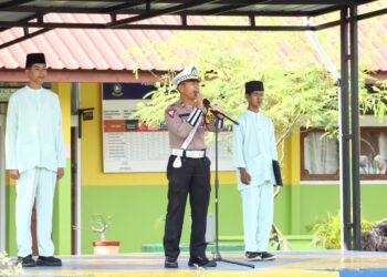 IPTU Abdurrahman Pimpin Upacara Bendera Berikan Himbauan Keselamatan Kepada Pelajar