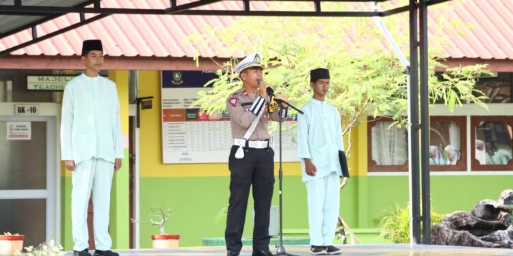 IPTU Abdurrahman Pimpin Upacara Bendera Berikan Himbauan Keselamatan Kepada Pelajar