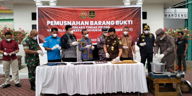 Kejari Karimun Musnahkan BB 54 Perkara Tindak Pidana yang Telah Inkracht