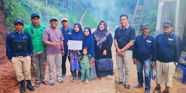 Korban Banjir Bandang di Sumbar Terima Bantuan Dari PKLKP Karimun