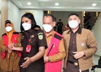 Gunakan Rompi Orange, Dua Tersangka Tipikor Dinas LH Ditahan Kejari Karimun
