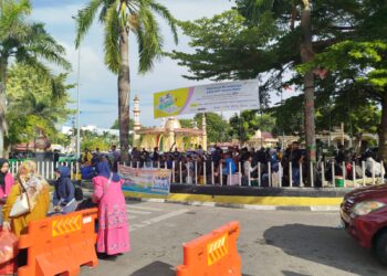 Jelang Nataru, Penumpang KM. Kelud Mulai Padati Pelabuhan Karimun
