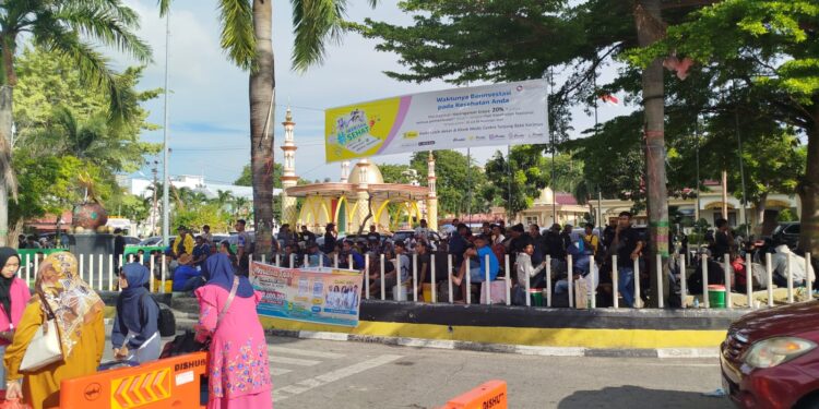 Jelang Nataru, Penumpang KM. Kelud Mulai Padati Pelabuhan Karimun