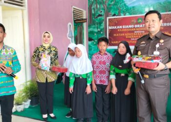 Kejari Karimun Bagikan Makan Siang Bergizi Gratis Kepada Pelajar SLB