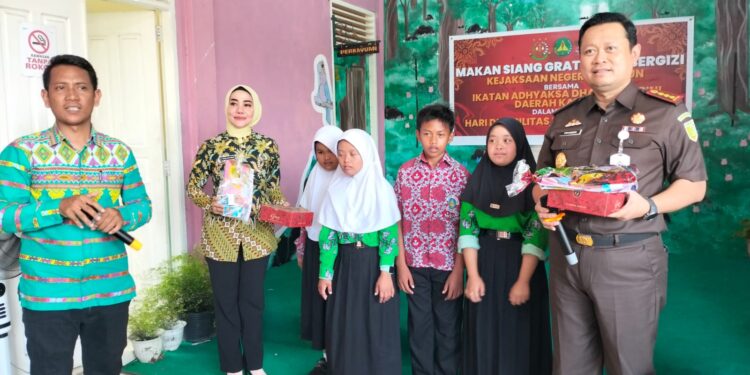 Kejari Karimun Bagikan Makan Siang Bergizi Gratis Kepada Pelajar SLB