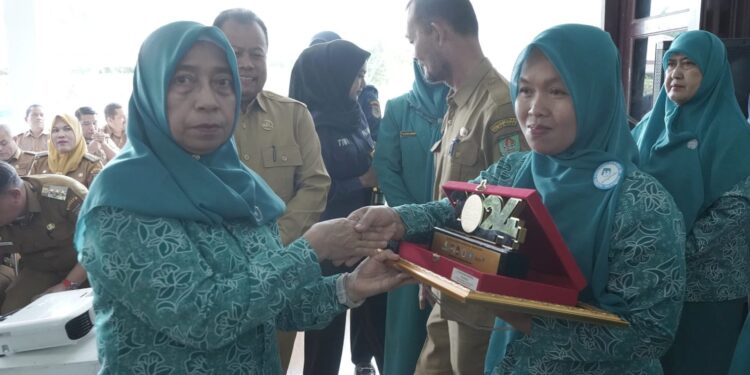Kader Posyandu Rahuning Dapat Piagam Penghargaan Berprestasi