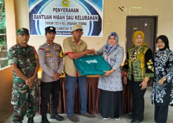 Lurah Tebing Mardiana Serahkan Hibah Sarpras Kepada RW dan Posyandu
