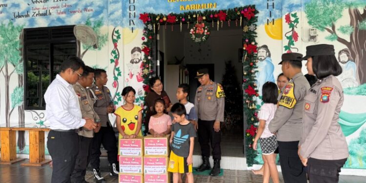 Jelang Nataru, Polsek Tebing Salurkan Bansos ke Panti Asuhan dan Warga yang Berhak Menerima