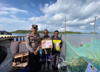 Kapolres Lingga Berikan Bansos Untuk Warga  Korban Cuaca Buruk