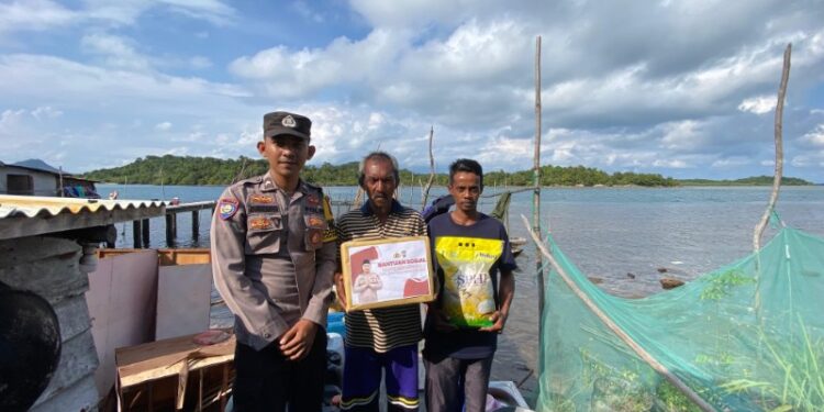 Kapolres Lingga Berikan Bansos Untuk Warga  Korban Cuaca Buruk