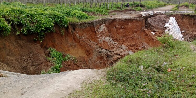 Jalan Penghubung 2 Kecamatan Longsor, Pemkab Asahan Diminta Bangun Drainase