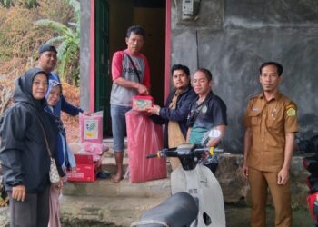 Lurah Lubuk Semut Tinjau dan Salurkan Bantuan ke Warga yang Terdampak Longsor