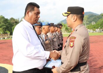Delapal Personil Polisi Berprestasi Di Lingga Terima Penghargaan