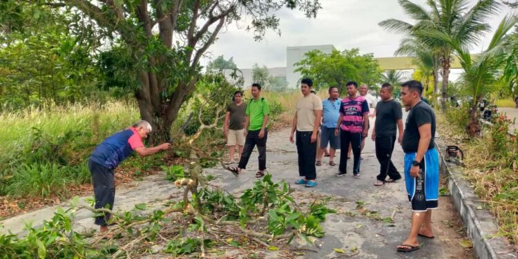 Sambut Ramadhan, Warga RT 002 RW 004 Perumahan Balai Garden Bersihkan Komplek