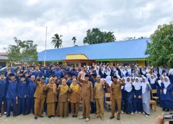 Sekda Armia Resmikan Musholla Al-Ikhlas SMP Negeri 1 Lingga