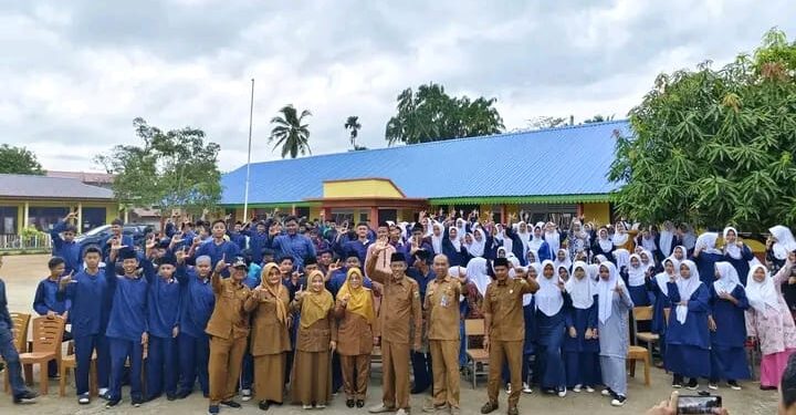 Sekda Armia Resmikan Musholla Al-Ikhlas SMP Negeri 1 Lingga