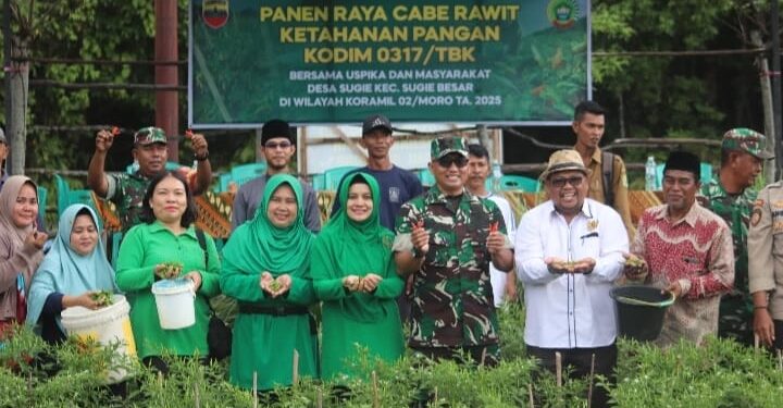 Kodim 0317/TBK Panen Raya Cabe Rawit di Desa Sugie