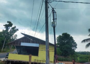 Tak Di Gubris PLN, Tiang Listrik Jalan Berindat Dabo Masih Terlihat Miring