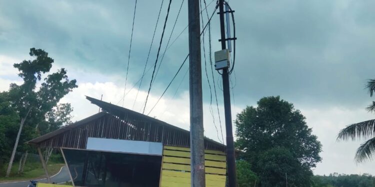 Tak Di Gubris PLN, Tiang Listrik Jalan Berindat Dabo Masih Terlihat Miring