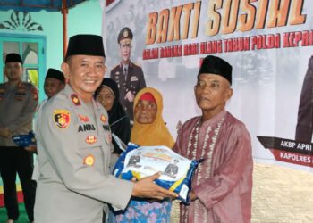 HUT ke- 20 Polda Kepri, Polres Lingga Salurkan Bansos Kepada Masyarakat KAT Sungai Buluh