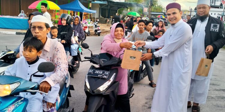 Ramadhan Berkah, Pemuda ICMI Bagikan Takjil Gratis dan Santuni Janda