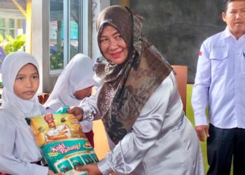 SDN 003 Tebing Bagikan Ratusan Paket Sembako