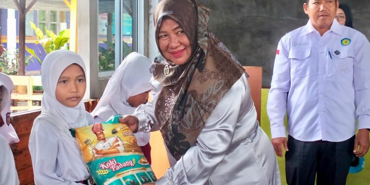 SDN 003 Tebing Bagikan Ratusan Paket Sembako