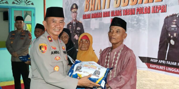 Polres Lingga Gelar Bakti Sosial HUT ke-20 Polda Kepri, Salurkan Sembako untuk Masyarakat Komunitas Adat Terpencil (KAT) Sungai Buluh
