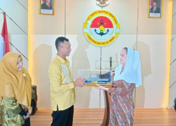 Bupati Natuna Cen Sui Lan Hadiri Acara Pelepasan Tugas Danlanal Ranai