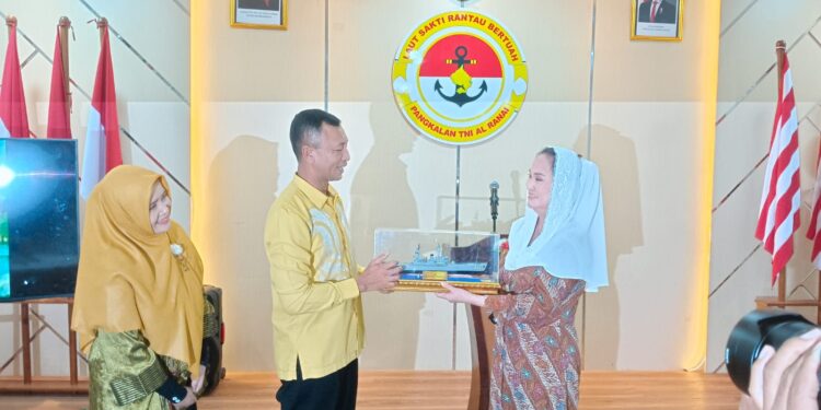 Bupati Natuna Cen Sui Lan Hadiri Acara Pelepasan Tugas Danlanal Ranai