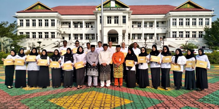 Pemkab Karimun serahkan SK CPNS dan PPPK Tahap I Formasi 2024