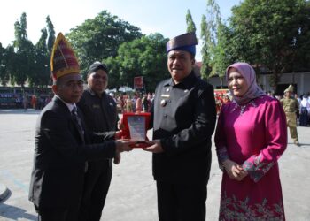 Bupati Asahan Pakai Tanjak Melayu Pimpin Upacara Hardiknas