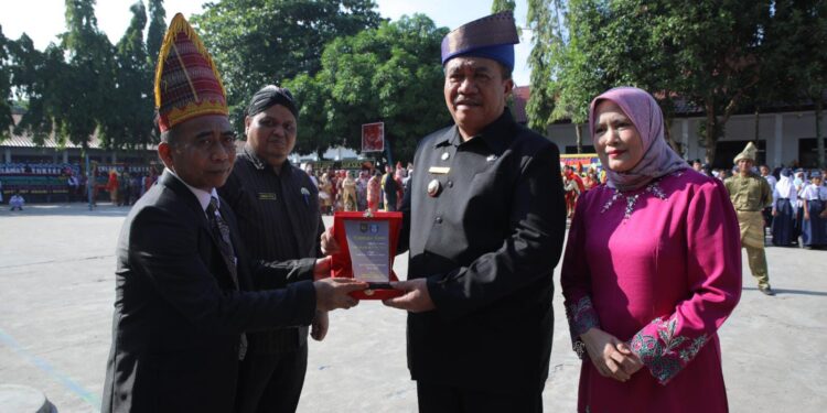 Bupati Asahan Pakai Tanjak Melayu Pimpin Upacara Hardiknas