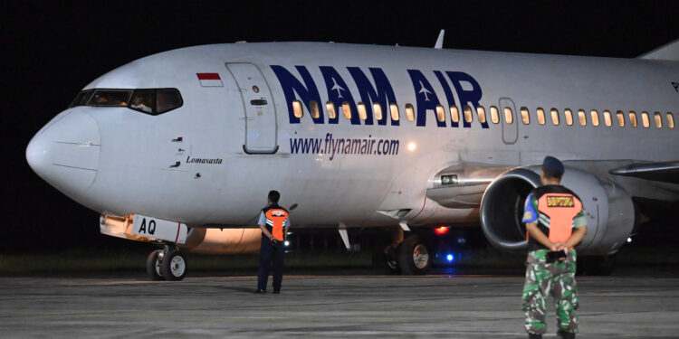 Lanud RSA Natuna Dukung Masyarakat Natuna Terbangkan Pesawat NAM Air Malam Hari