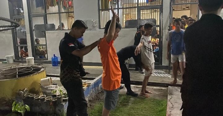 Petugas Rutan Karimun Gelar Razia Insidentil Secara Humanis