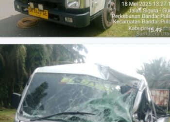 Mobil Cary Seruduk Truk Pengangkut Kayu Gelondongan di Jalan Sigura-gura