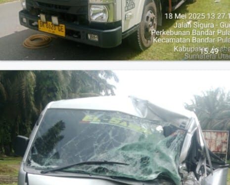 Mobil Cary Seruduk Truk Pengangkut Kayu Gelondongan di Jalan Sigura-gura