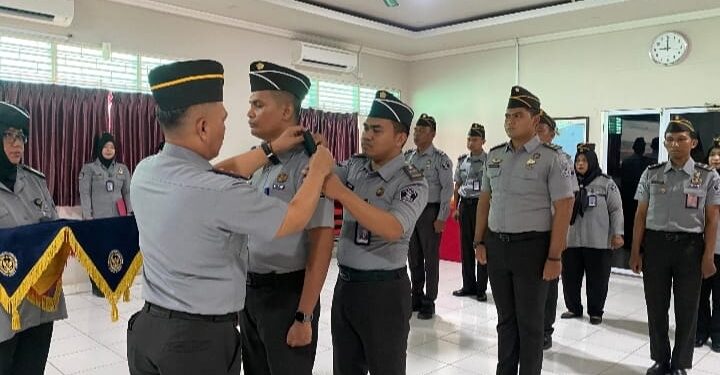 Karutan Karimun Sematkan Tanda Kenaikan Pangkat kepada Satu Orang Pegawai